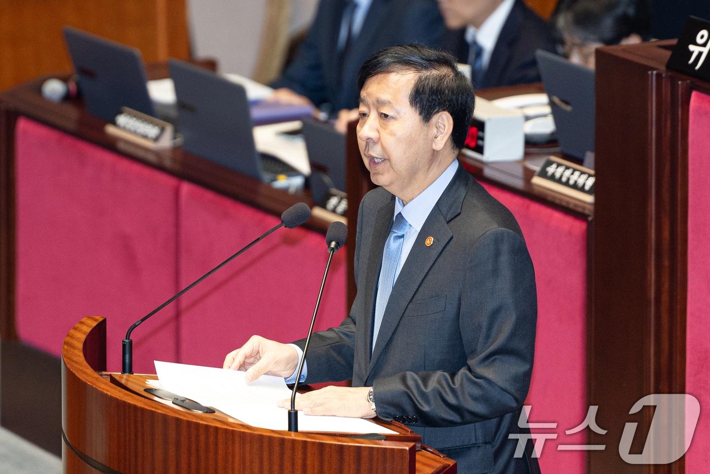 구윤철 경제부총리 겸 기획재정부 장관이 6일 서울 여의도 국회에서 열린 제429회국회&#40;정기회&#41; 예산결산특별위원회 제3차 전체회의에서 2026년도 정부 예산안 제안 설명을 하고 있다. 2025.11.6/뉴스1 ⓒ News1 이승배 기자