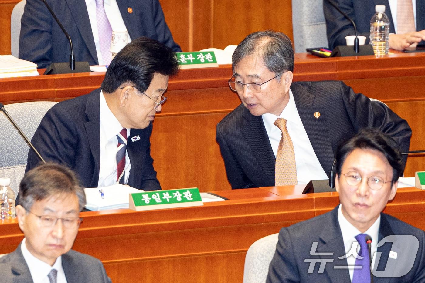 정동영 통일부 장관과 조현 외교부 장관이 6일 서울 여의도 국회에서 열린 제429회국회&#40;정기회&#41; 예산결산특별위원회 제3차 전체회의에서 대화하고 있다. 2025.11.6/뉴스1 ⓒ News1 이승배 기자