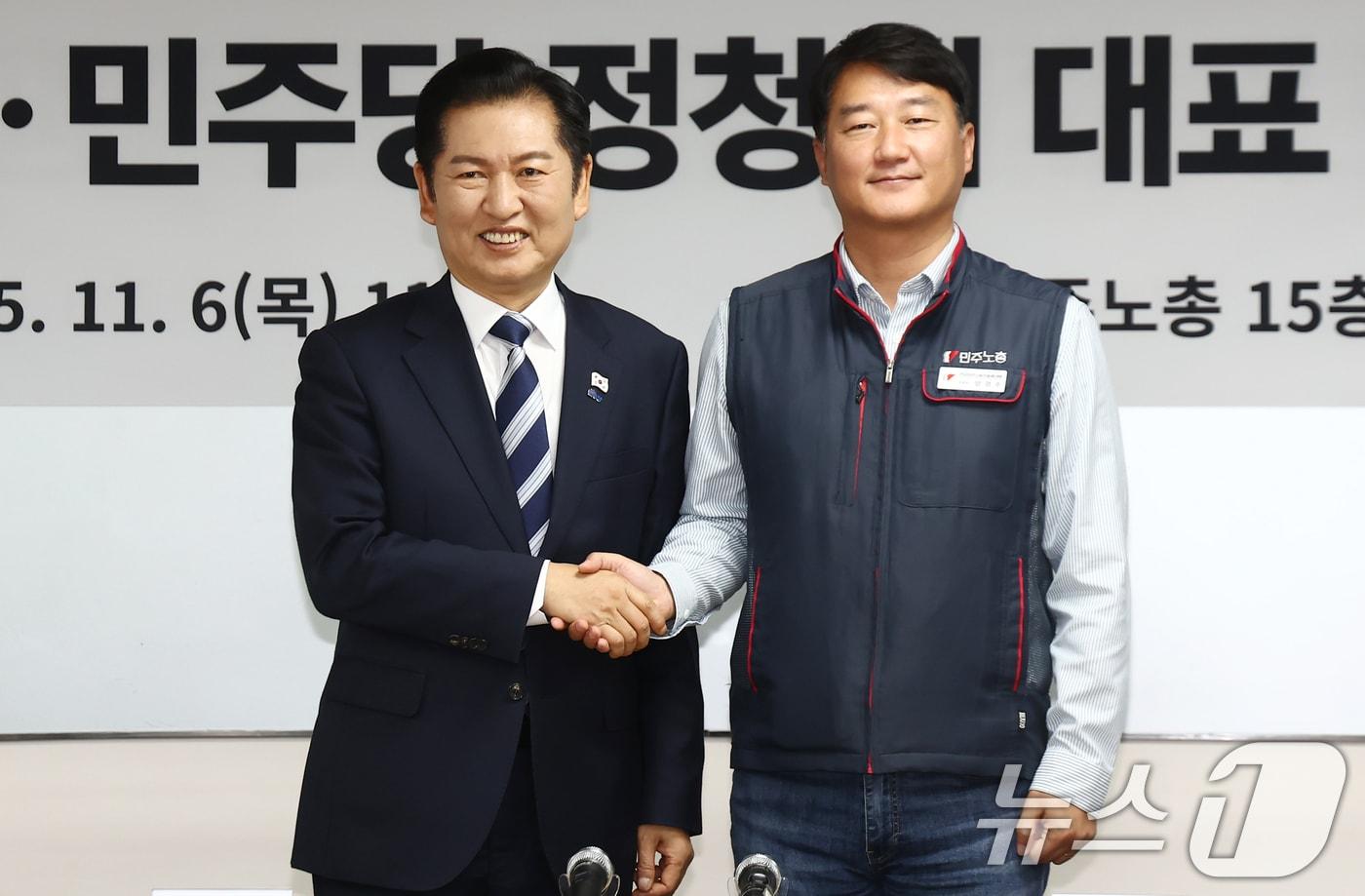 정청래 더불어민주당 대표가 6일 서울 중구 전국민주노동조합총연맹&#40;민주노총&#41;에서 열린 정년 65세 연장 문제 등과 관련한 간담회에서 양경수 위원장과 기념촬영을 하고 있다. 2025.11.6/뉴스1 ⓒ News1 김민지 기자