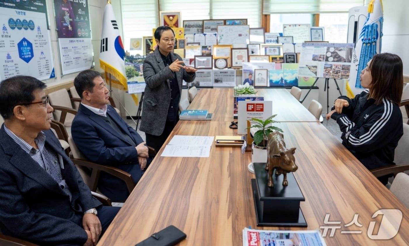 6일 오전 이재영 충북 증평군수가 전국장애인체전에서 우수한 성적을 거둔 여자 유도 서은지 선수를 격려하고 있다.&#40;증평군 제공, 재판매 및 DB금지&#41;/뉴스1