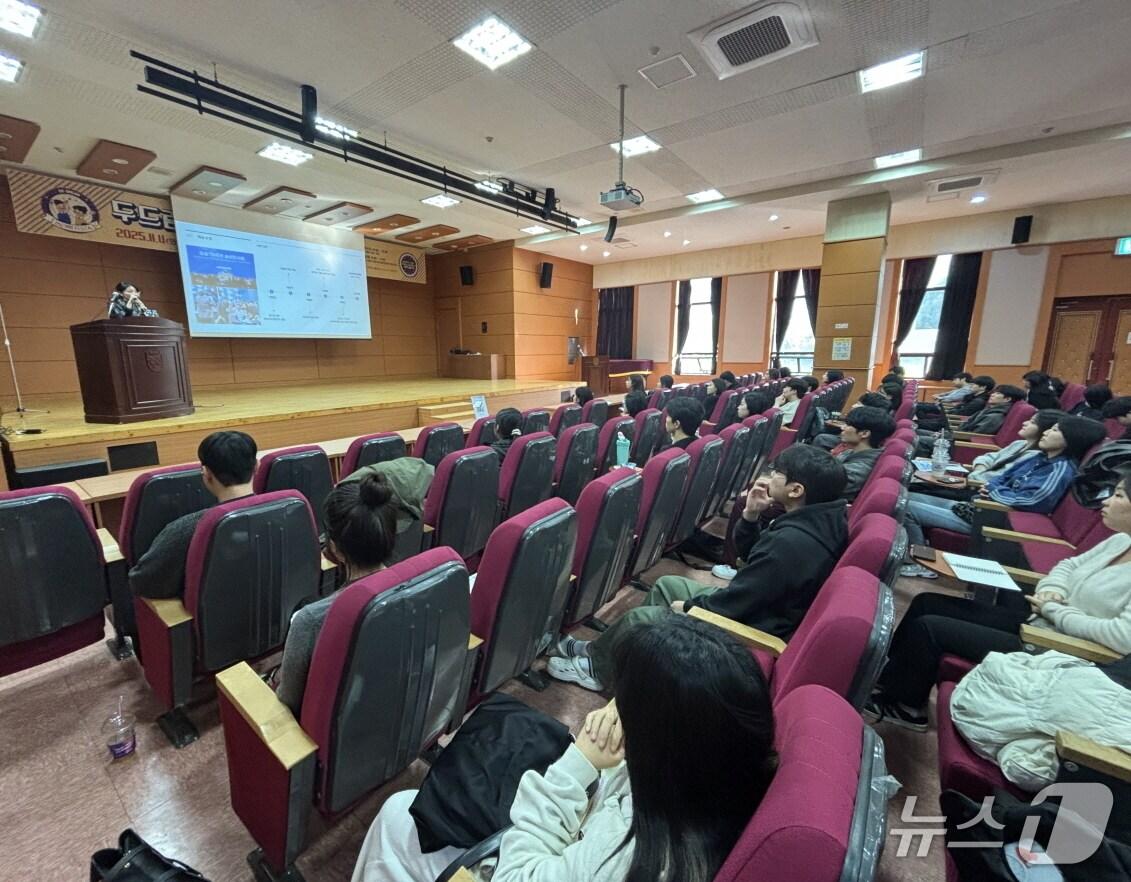 본문 이미지 - 동아대 부민캠퍼스에서 열린 '2025 하반기 두드림(DO-DREAM) 진로취업 FESTA'에서 학생들이 특강을 듣고 있다. (동아대 제공. 재판매 및 DB 금지)