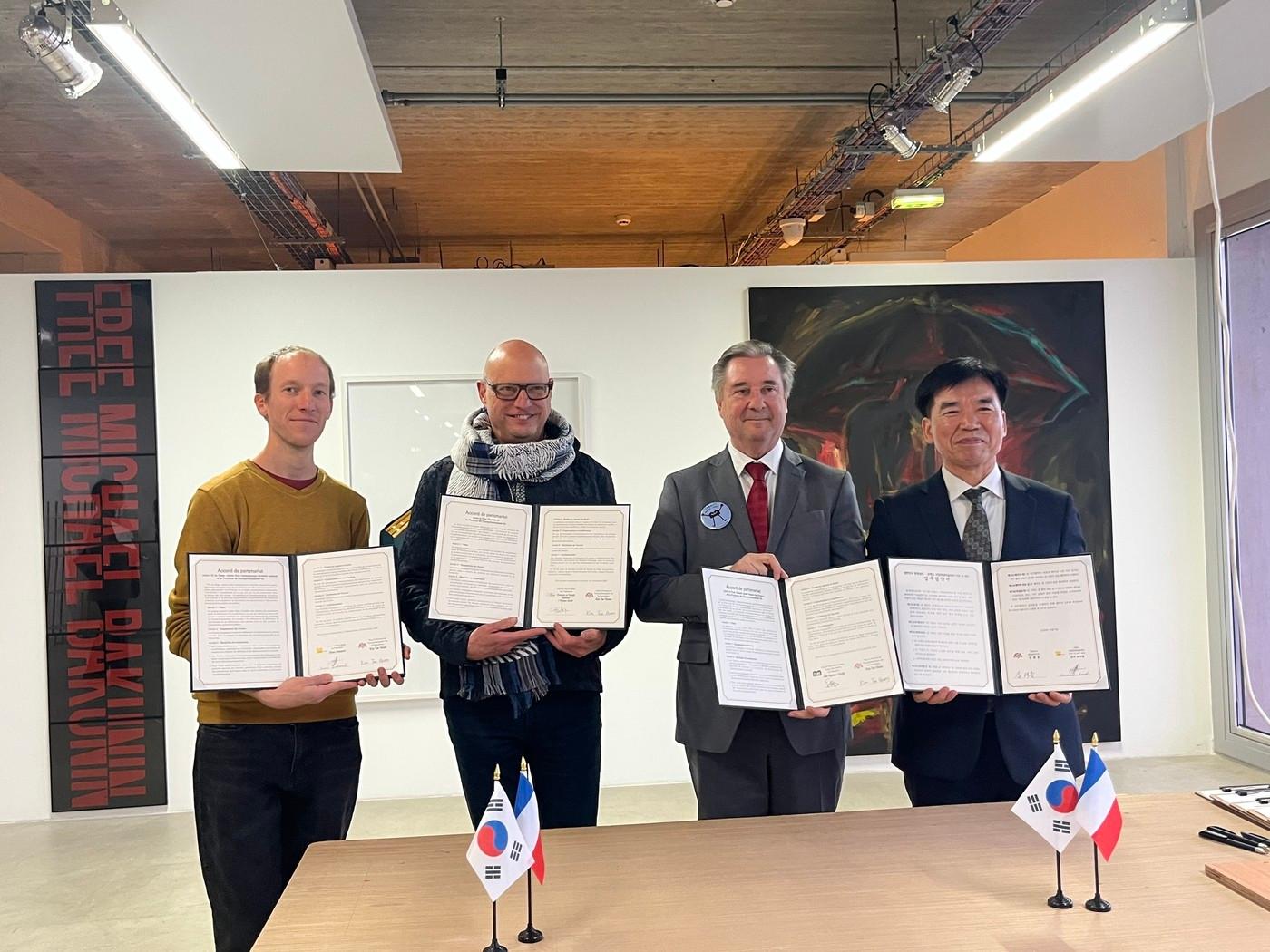 본문 이미지 - 국립아트센터 아쉬 뒤 세즈, 프락 피카르디, 프락 그랑라주 관계자와 조일교 도 문화체육관광국장(오른쪽)이 프랑스에서 업무협약을 체결하고 기념촬영을 하고 있다.(충남도 제공. 재판매 및 DB금지)/뉴스1