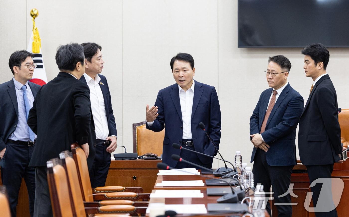 6일 서울 여의도 국회에서 열린 제429회국회&#40;정기회&#41; 국방위원회 제1차 군복지개선소위원회에서 성일종 위원장이 의원들과 대화하고 있다. 2025.11.6/뉴스1 ⓒ News1 이승배 기자