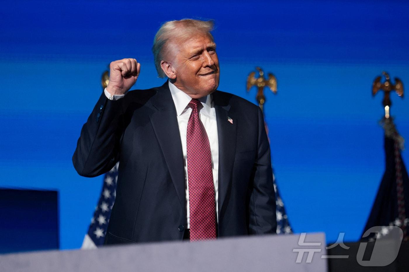 도널드 트럼프 미국 대통령이 지난 5일&#40;현지시간&#41; 미국 플로리다주 마이애미 카세야 센터 아레나에서 열린 마이애미 미국 비즈니스 포럼에서 인사를 하고 있다. 2025.11.5 ⓒ 로이터=뉴스1 ⓒ News1 김경민 기자