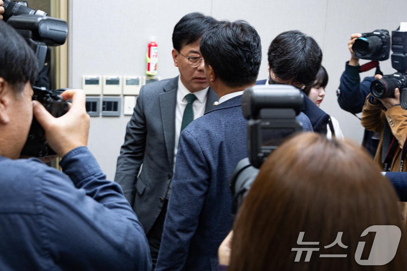 송언석 국민의힘 원내대표&#40;가운데&#41;와 이기헌 더불어민주당 의원이 6일 서울 여의도 국회에서 열린 국회운영위원회의 대통령비서실 등에 대한 국정감사에서 감사중지가 선언된 후 회의실을 나서던 중 충돌하고 있다. 2025.11.6/뉴스1 ⓒ News1 유승관 기자