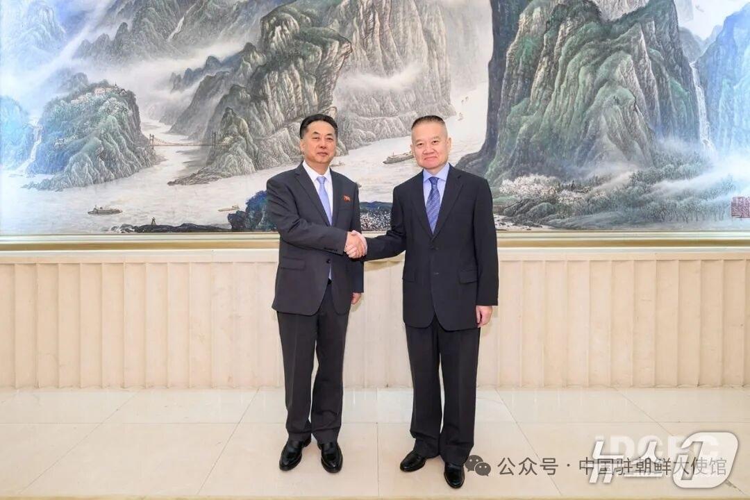본문 이미지 - 류하이싱 중국 대외연락부장이 5일 리룡남 주중 북한대사와 만났다. &#40;중국 대외연락부 홈페이지&#41;