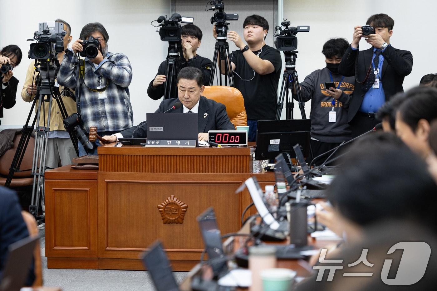 김병기 국회 운영위원장이 6일 서울 여의도 국회에서 열린 국회운영위원회의 대통령비서실 등에 대한 국정감사에서 감사개시를 선언하고 있다. 2025.11.6/뉴스1 ⓒ News1 유승관 기자