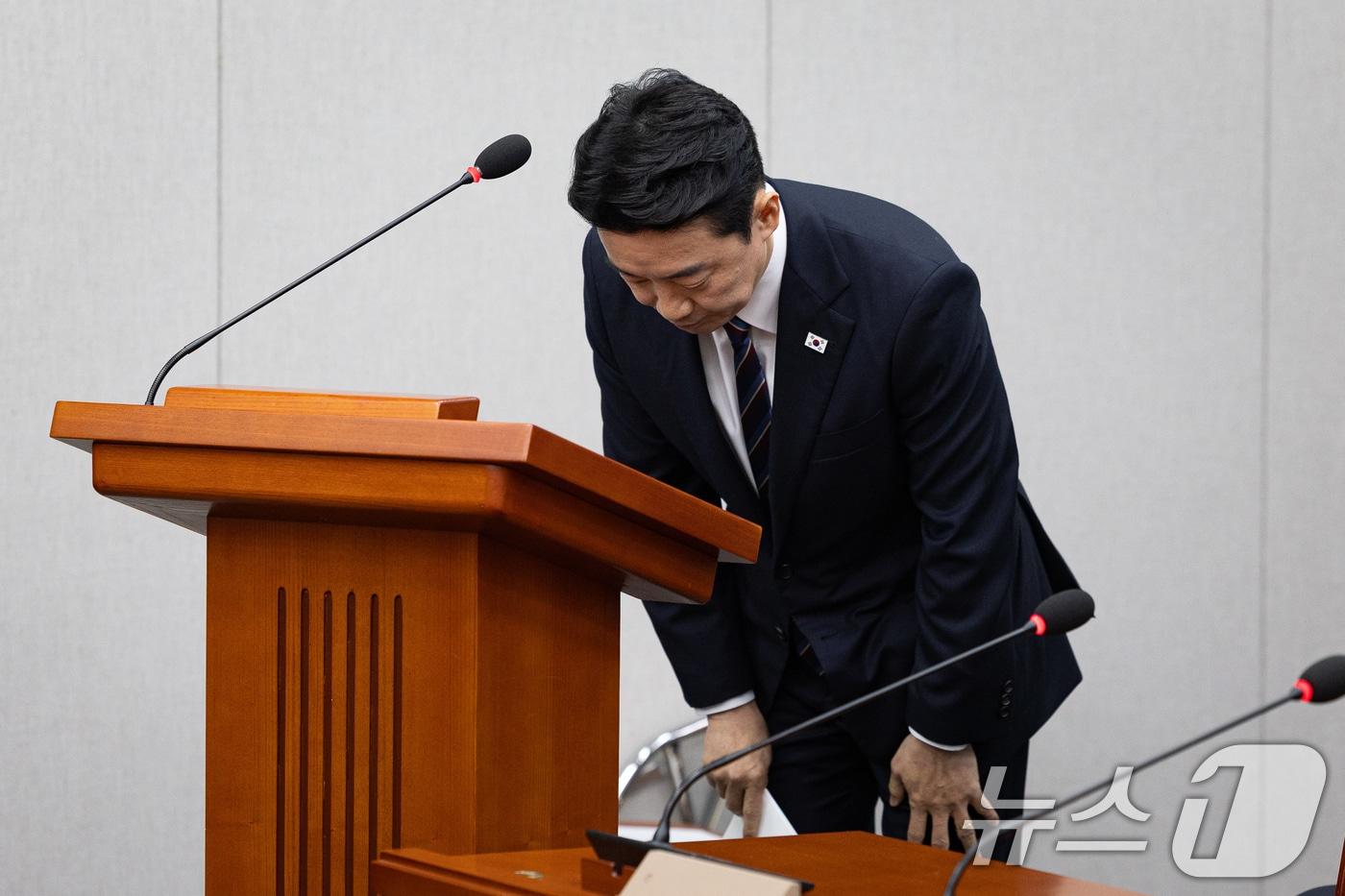 강훈식 대통령 비서실장이 6일 서울 여의도 국회에서 열린 국회 운영위원회의 대통령비서실 등에 대한 국정감사에서 인사말 및 업무보고를 마친 후 고개 숙여 인사하고 있다. 2025.11.6/뉴스1 ⓒ News1 유승관 기자