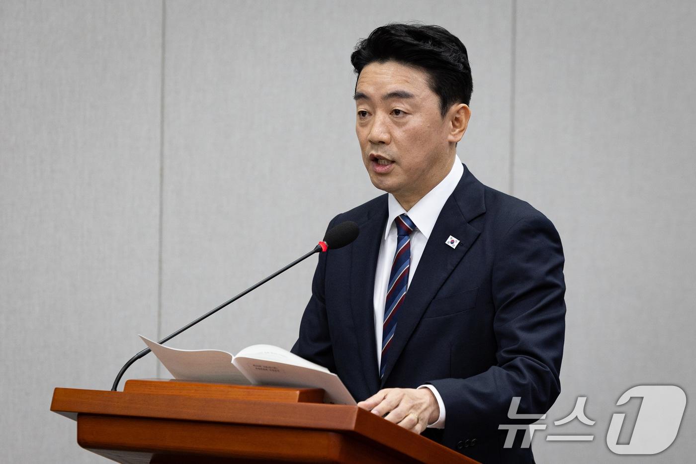 강훈식 대통령비서실장이 6일 서울 여의도 국회에서 열린 국회운영위원회의 대통령비서실 등에 대한 국정감사에서 인사말 및 업무보고를 하고 있다. 2025.11.6/뉴스1 ⓒ News1 유승관 기자