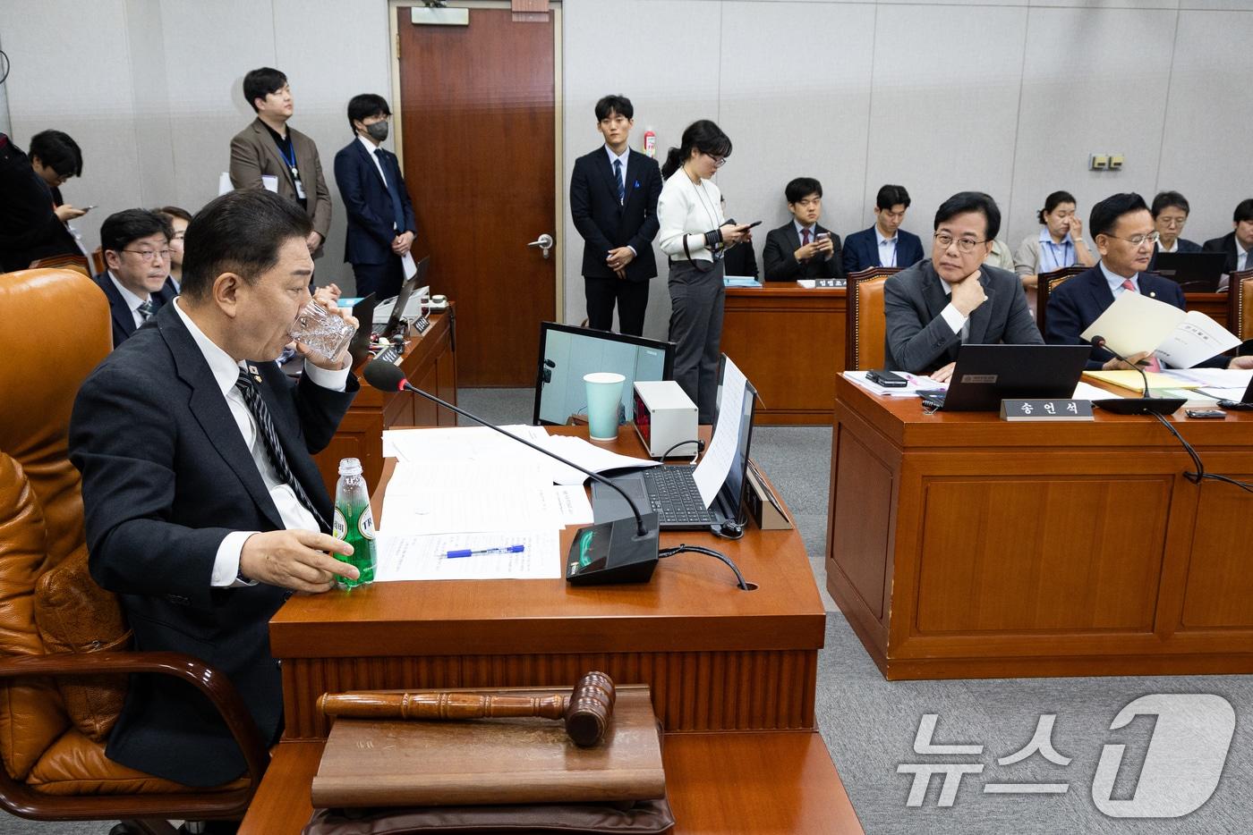 김병기 국회 운영위원장이 6일 서울 여의도 국회에서 열린 국회 운영위원회의 대통령비서실 등에 대한 국정감사에서 물을 마시고 있다. 2025.11.6/뉴스1 ⓒ News1 유승관 기자