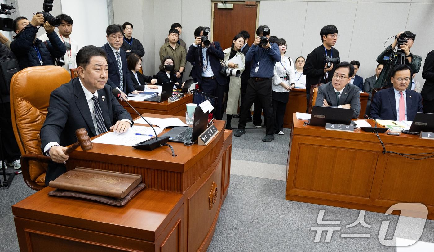 김병기 국회 운영위원장이 6일 서울 여의도 국회에서 열린 국회운영위원회의 대통령비서실 등에 대한 국정감사에서 감사중지를 선언하고 있다. 2025.11.6/뉴스1 ⓒ News1 유승관 기자