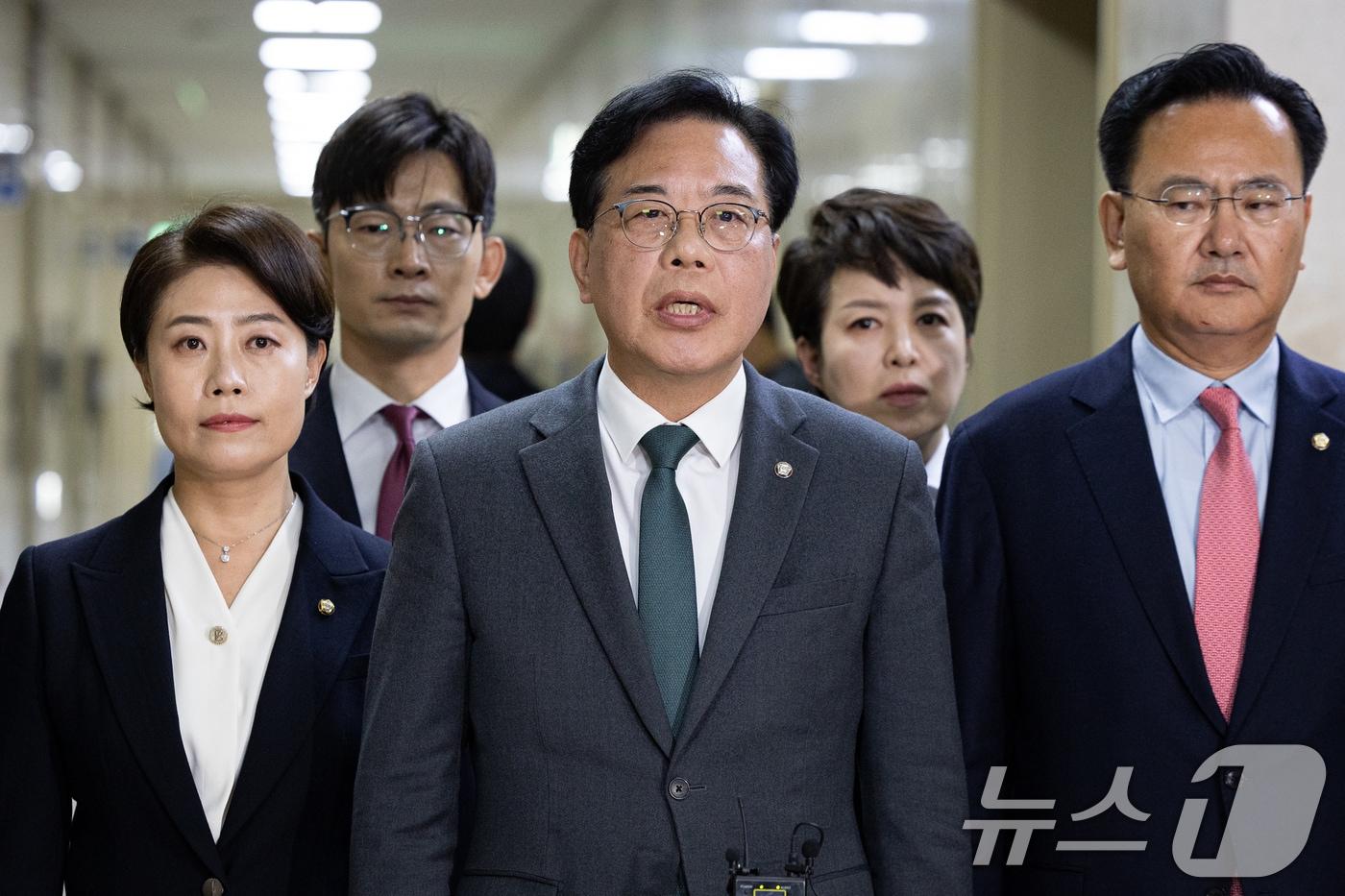 본문 이미지 - 송언석 국민의힘 원내대표를 비롯한 야당 운영위원들이 6일 서울 여의도 국회에서 열린 국회운영위원회의 대통령비서실 등에 대한 국정감사 감사중지 후 이기헌 더불어민주당 의원과의 충돌 등 운영위원회 상황과 관련해 기자회견을 하고 있다. 2025.11.6/뉴스1 ⓒ News1 유승관 기자