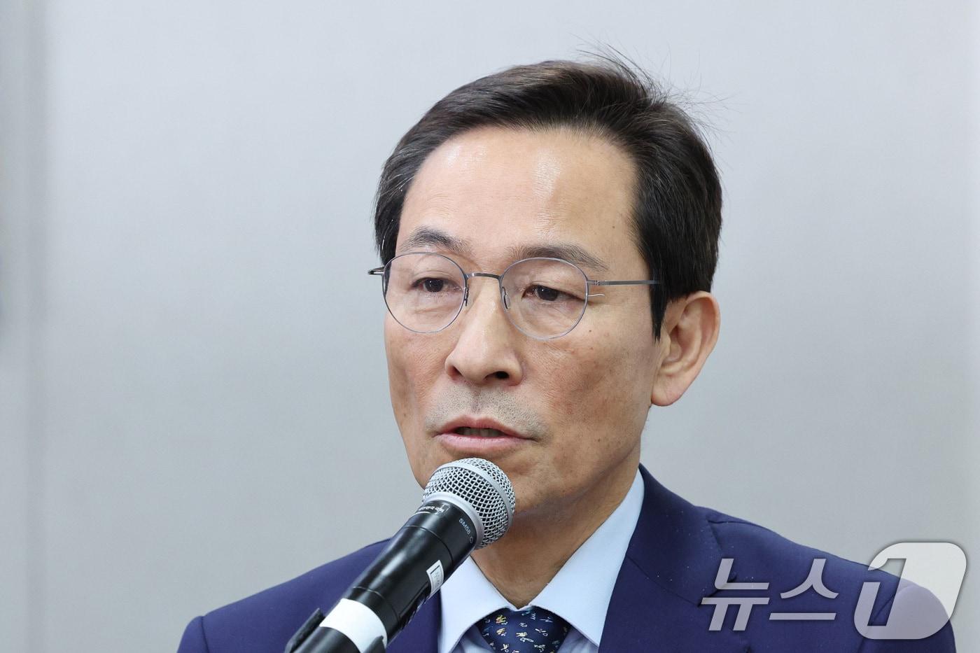 우상호 대통령실 정무수석이 6일 서울 여의도 국회에서 열린 국회운영위원회의 대통령비서실 등에 대한 국정감사에서 의원 질의에 답변하고 있다. 2025.11.6/뉴스1 ⓒ News1 신웅수 기자