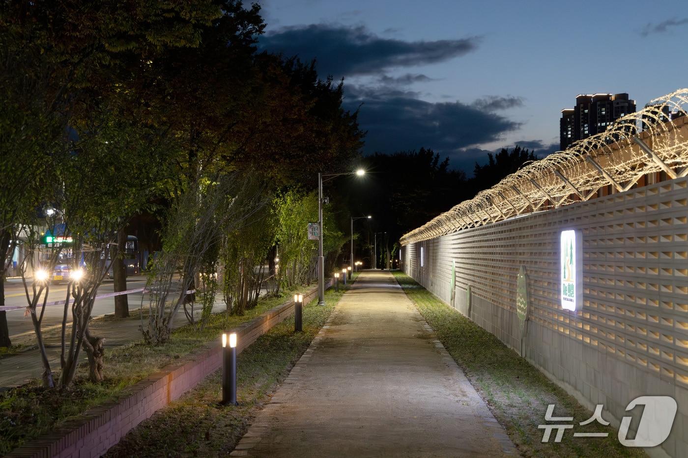 대구 달성군은 옛 대구교도소 외각의 어두운 거리를 따라 야간경관 특화거리를 조성했다.&#40;대구 달성군 제공. 재판매 및 DB금지&#41;