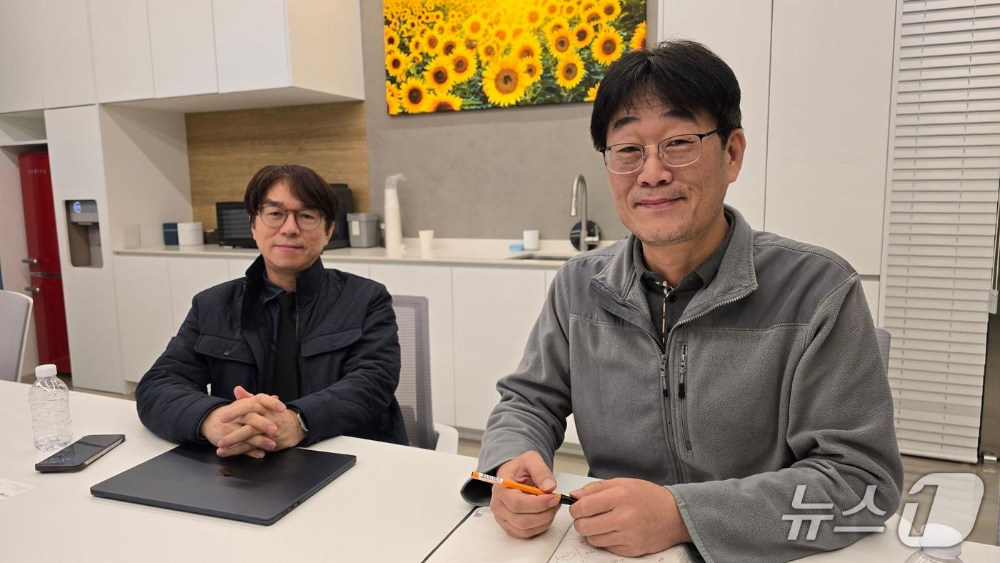 5일 서울 강남구 사옥에서 인터뷰를 진행하는 최정환 스코넥엔터테인먼트 개발본부 부사장(왼쪽)과 송채훈 사업본부 이사./뉴스1 ⓒNews1 윤주영 기자