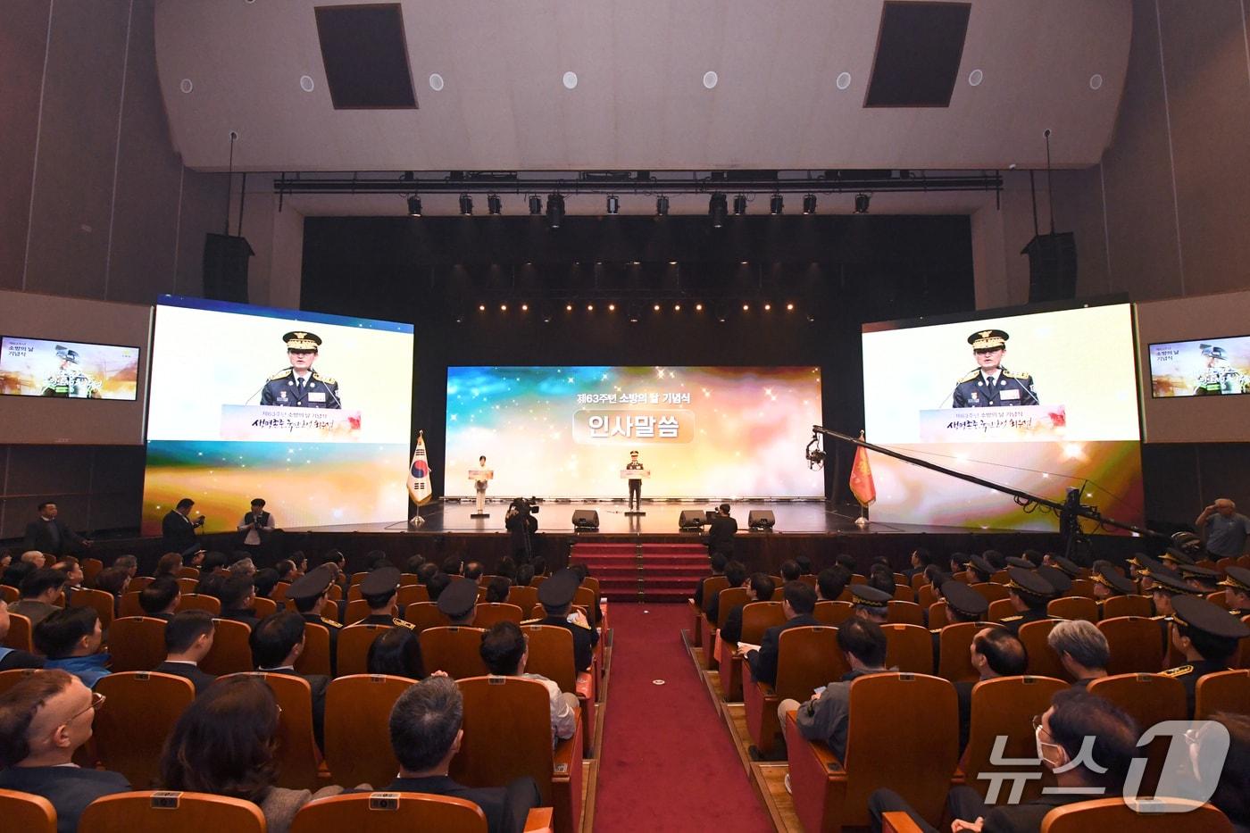 김승룡 소방청장 직무대행이 인사…말을 하고 있다&#40;소방청 제공&#41;