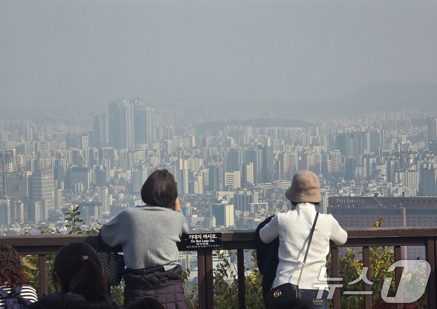 6일 서울 용산구 남산에서 내려다 본 서울 도심이 미세먼지에 덮여 뿌옇게 보이고 있다. 2025.11.6/뉴스1 ⓒ News1 황덕현 기후환경전문기자