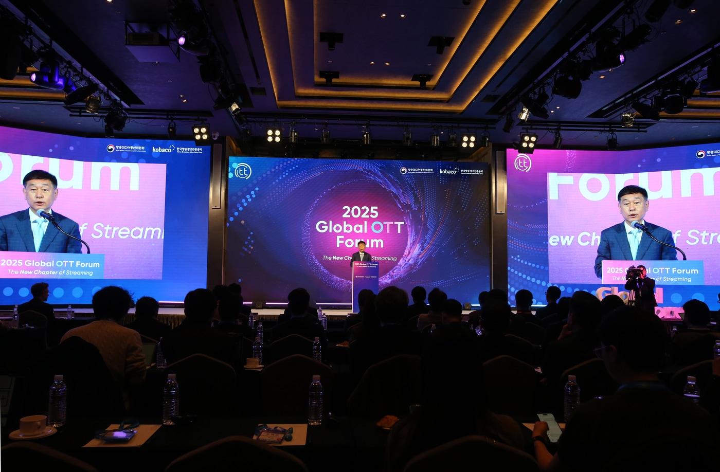 방송미디어통신위원회 김영관 사무처장 직무대리가 6일 서울 중구 앰배서더 서울 풀만 호텔 그랜드볼룸에서 열린 '2025 국제 OTT 포럼'에서 개회사를 하고 있다. (방미통위 제공)