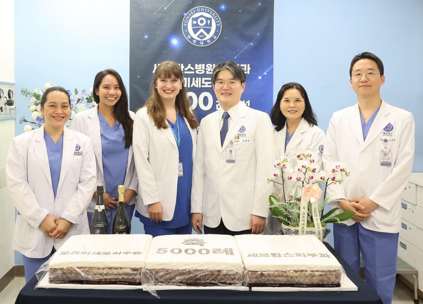 본문 이미지 - 세브란스병원 피부과 피부암클리닉 의료진과 외국인 연수생들이 함께 기념사진을 촬영하고 있다.&#40;세브란스병원 제공&#41;