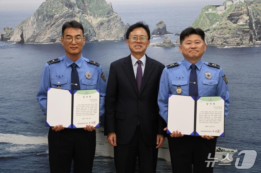 본문 이미지 - 강원도립대학교, 조동희 경감과 김호관 경위 감사장 전달.&#40;강원도립대 제공, 재판매 및 DB금지&#41;