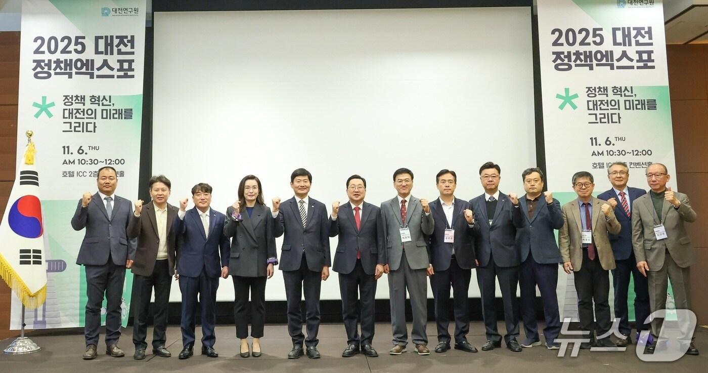 본문 이미지 - 이날 행사에는 이장우 대전시장과 정책자문단 위원, 대전·충남 행정통합 민관협의체 위원 등이 참석했다.