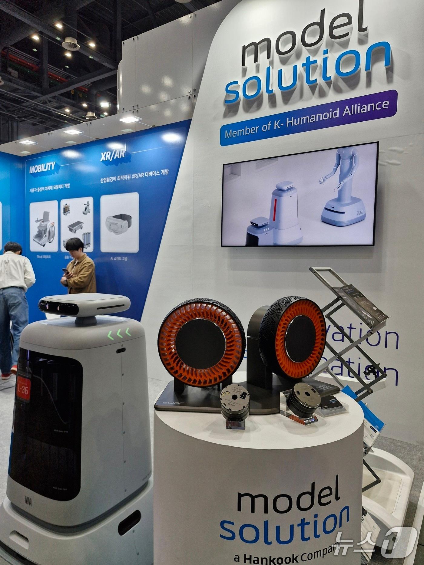 본문 이미지 - 5일 일산 킨텍스에서 열린 로보월드 모델솔루션 부스에 위즈진이 공동개발한 로봇 관절용 초소형 액추에이터가 전시돼 있는 모습. &#40;위즈진 제공&#41;