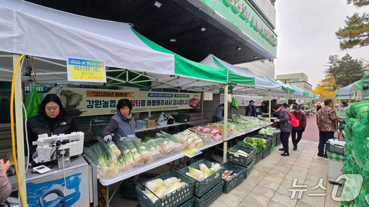 강원특별자치도와 농협강원본부, 동춘천농협, 2025년 강원농협 로컬푸드 목요장터 김장시장 운영.&#40;강원농협 제공, 재판매 및 DB금지&#41;