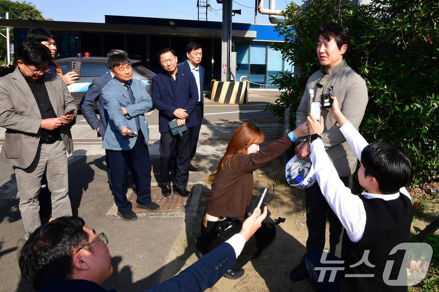 이종우 경북경찰청 중대재해수사팀장이 지난 6일 포스코DX 근로자 사망 사고가 발생한 포항제철소 2문 앞에서 합동감식 등에 대해 설명하고있다. 이 팀장은 &#34;모든 가능성을 열어놓고 사고 원인을 밝히겠다&#34;고 말했다. 2025.11.6/뉴스1 ⓒ News1 최창호 기자