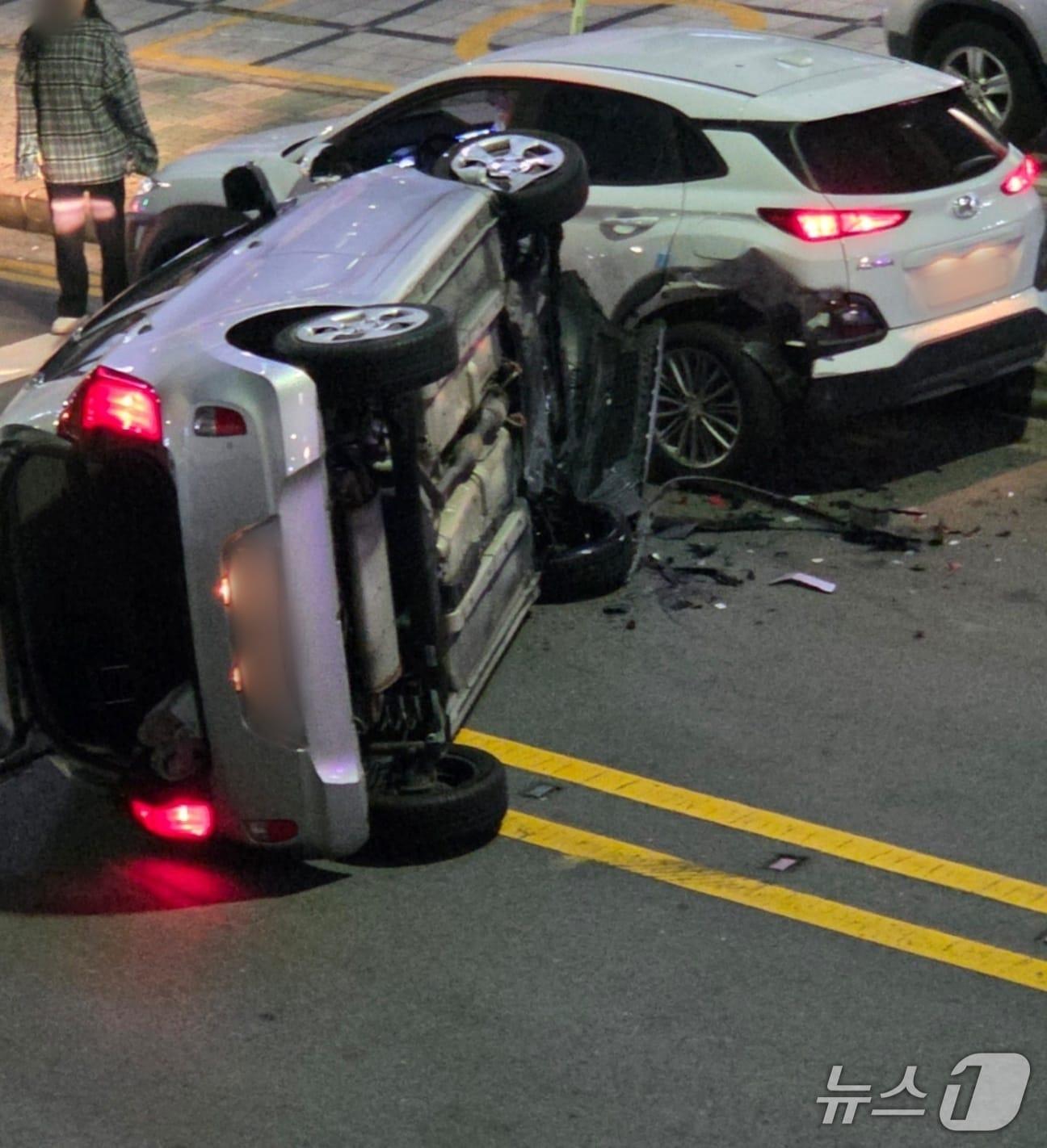 본문 이미지 - 6일 오전 1시 40분쯤 창원시 성산구 상남동 상남시장 인근 도로에서 만취한 채 차를 몰던 30대 여성 A 씨가 정차한 차량을 충돌해 차량 전도 사고를 냈다. 사진은 사고 현장 모습.&#40;독자 제공. 재판매 및 DB금지&#41;