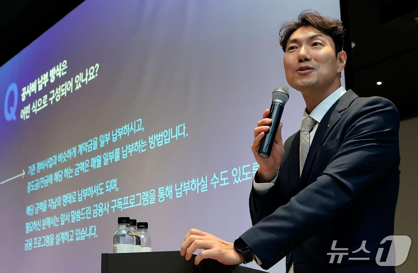 이형덕 현대건설 리뉴얼신사업팀장이 6일 서울 강남구 강남대로 디에이치 갤러리에서 열린 현대건설 주택 신사업 미디어 쇼케이스에서 리뉴얼 신사업을 소개하고 있다. 뉴스1 ⓒ News1 박정호 기자