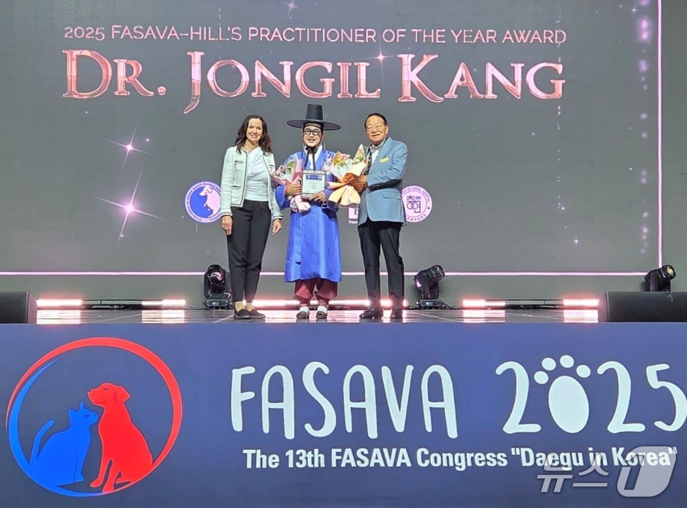 본문 이미지 - 강종일 한국수의임상피부학회 회장(가운데)은 1일 '파사바 2025'가 열린 대구 엑스코에서 '올해의 아시아태평양 임상수의사'에 선정됐다. ⓒ 뉴스1