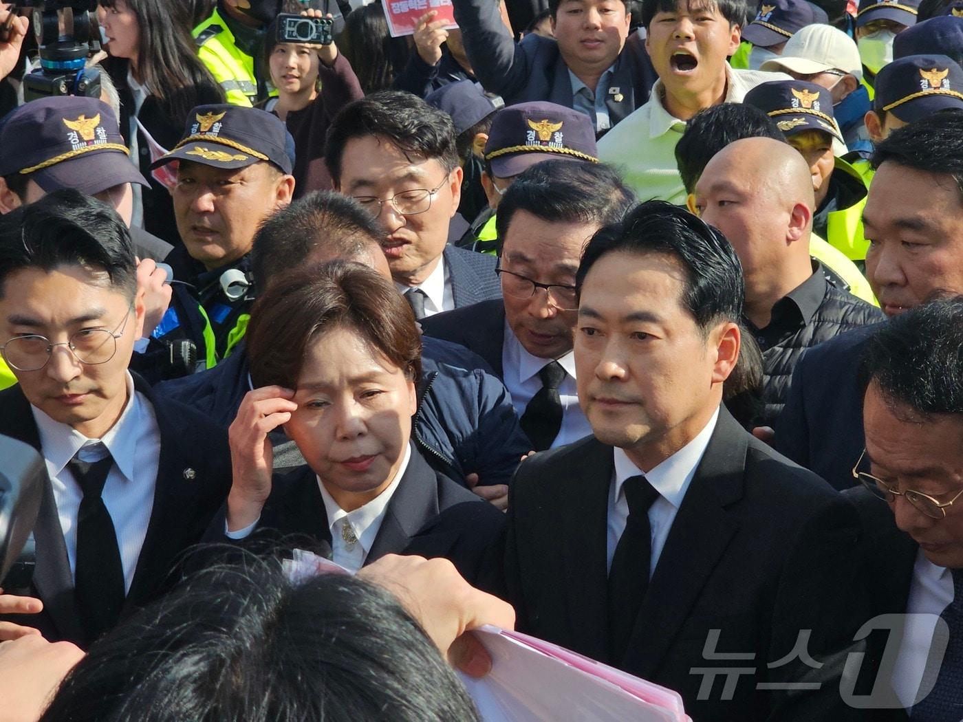 본문 이미지 - 장동혁 국민의힘 대표와 양향자 최고위원이 지난 6일 오후 광주 북구 운정동 5·18민주묘지를 참배하려다 저지당하고 있다. 2025.11.6/뉴스1 ⓒ News1 서충섭 기자