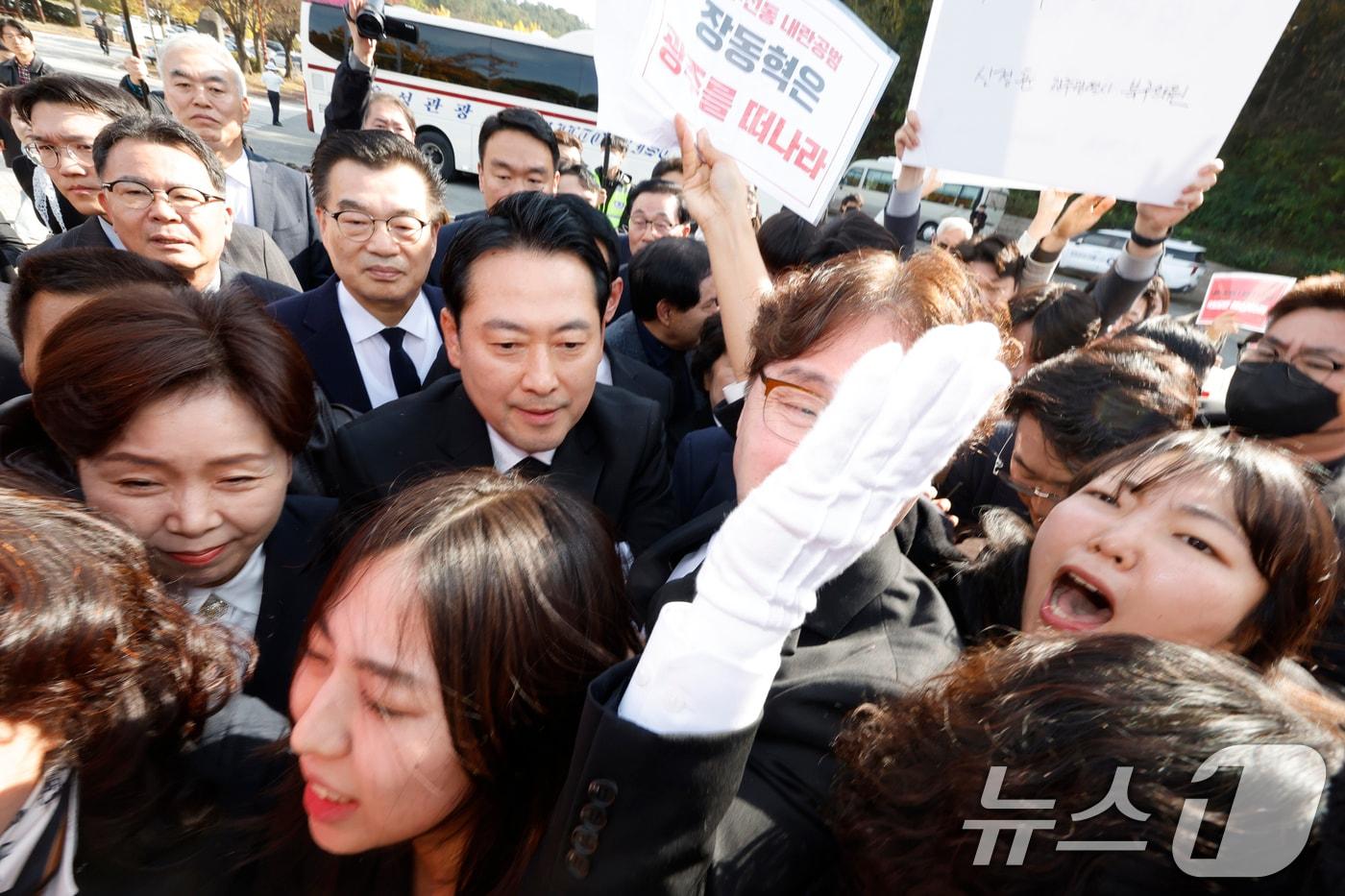 장동혁 국민의힘 대표가 6일 광주를 찾아 국립 5·18민주묘지를 참배하기 위해 들어서자 광주전남촛불행동 회원들이 몸싸움을 하며 막아서고 있다. 2025.11.6/뉴스1 ⓒ News1 김태성 기자