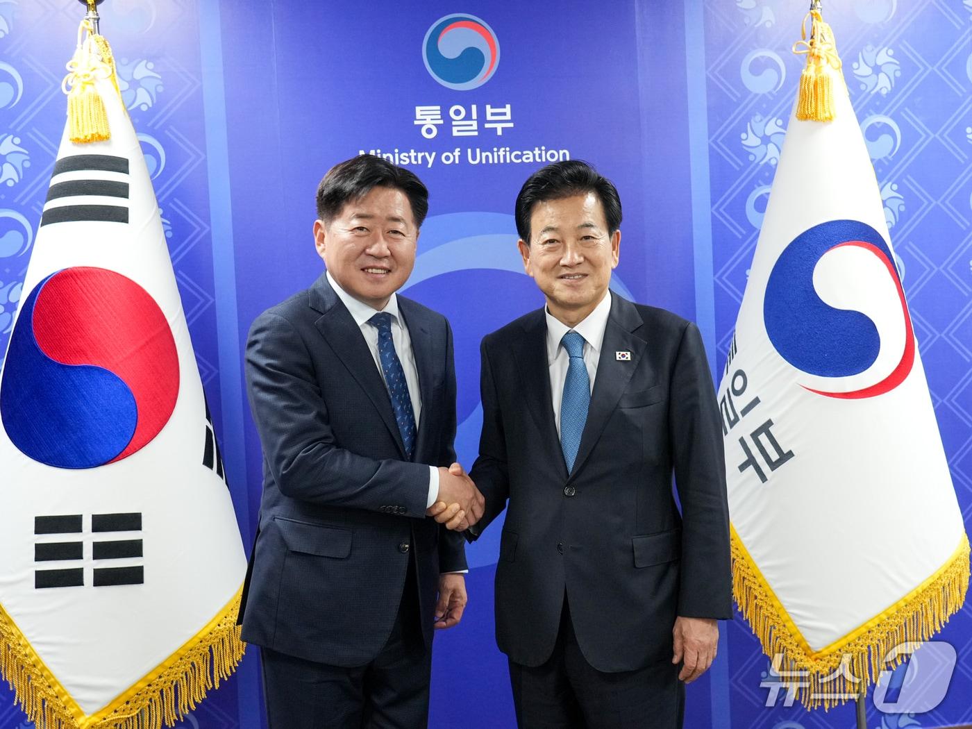 본문 이미지 - 오영훈 제주지사와 정동영 통일부 장관(제주도 제공. 재판매 및 DB금지)/뉴스1