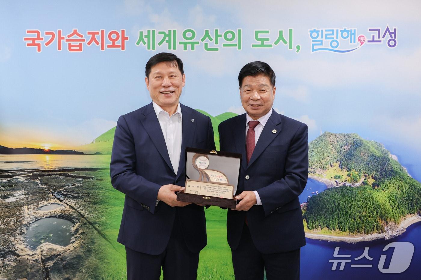KBO 허구연 총재&#40;왼쪽&#41;가 이상근 군수로부터 감사패를 전달받고 있다.&#40;고성군 제공. 재판매 및 DB금지&#41;