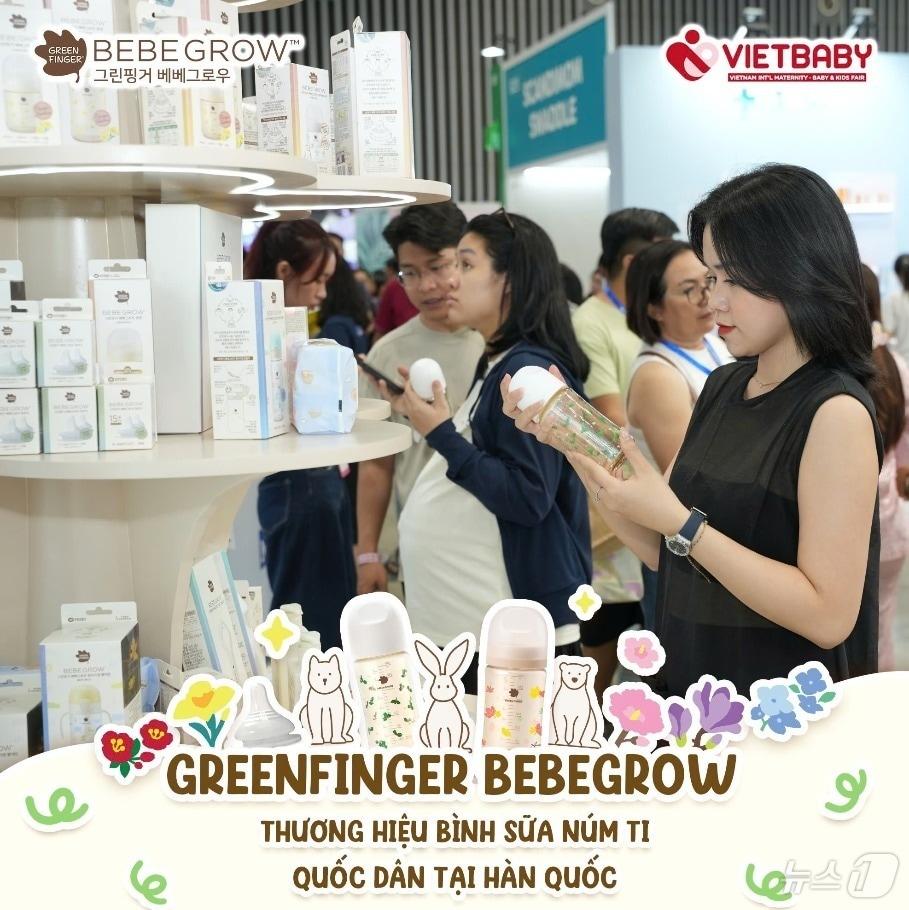 본문 이미지 - 베트남 소비자들이 유한킴벌리 그린핑거 베베그로우 젖병을 살펴보고 있다. &#40;유한킴벌리 제공&#41;