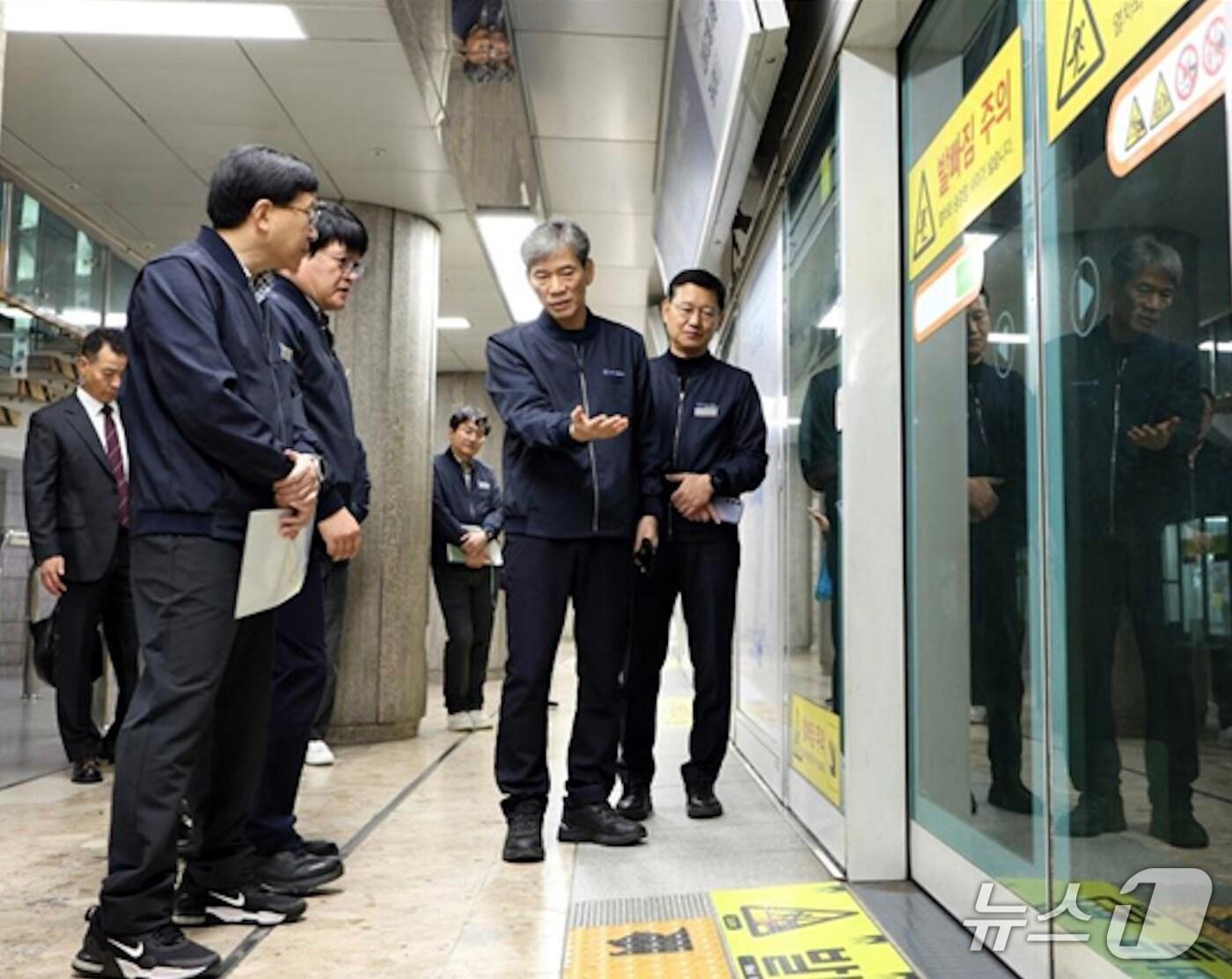 본문 이미지 - 지난 5일 이병진 부산교통공사 사장이 '제20대 부산불꽃축제'를 대비해 주요 역사 등을 점검하는 모습 (부산교통공사 제공. 재판매 및 DB금지)
