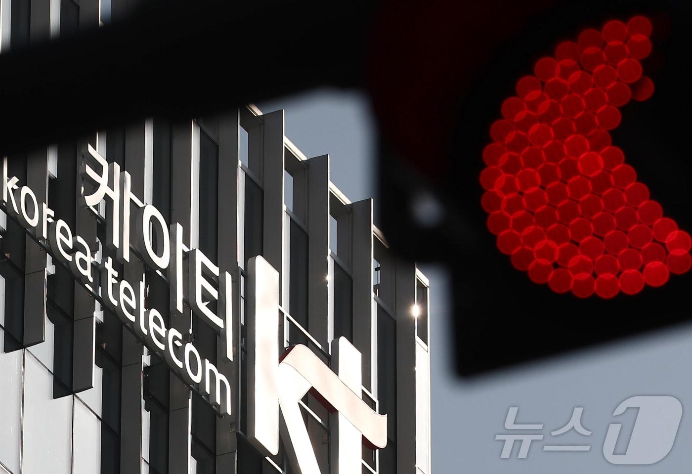 과학기술정보통신부 민관합동조사단이 6일 무단 소액결제와 관련한 KT 침해 사고 중간 조사 결과를 발표했다. 조사단에 따르면 KT가 지난해 3월~7월 BPF도어, 웹셸 등 악성코드 감염 서버 43대를 발견하고도 정부에 신고 없이 자체적으로 조치한 것으로 드러났다. 이 외에도 모든 펨토셀&#40;소형 이동통신 기지국&#41;이 동일한 인증서를 사용하고 있어 해당 인증서만 복사하면 불법 펨토셀도 KT 내부망에 접속할 수 있는 구조였던 것으로 드러났다. 사진은 이날 서울 KT 사옥 모습. 2025.11.6/뉴스1 ⓒ News1 김민지 기자