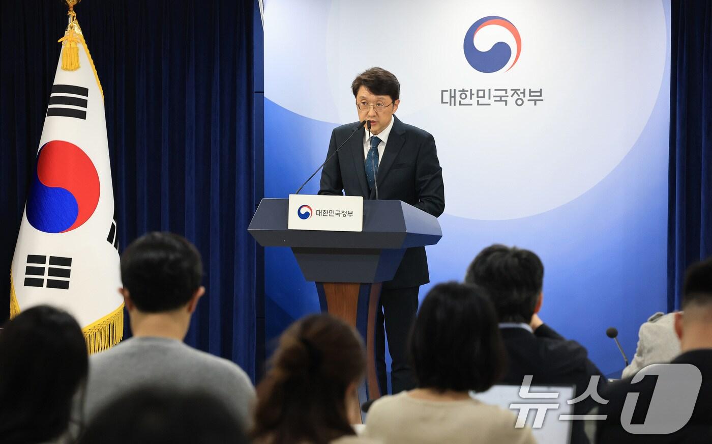 최우혁 과학기술정보통신부 네트워크정책실장이 6일 서울 종로구 정부서울청사에서 KT 침해사고 중간조사 결과를 발표하고 있다. 2025.11.6/뉴스1 ⓒ News1 임세영 기자