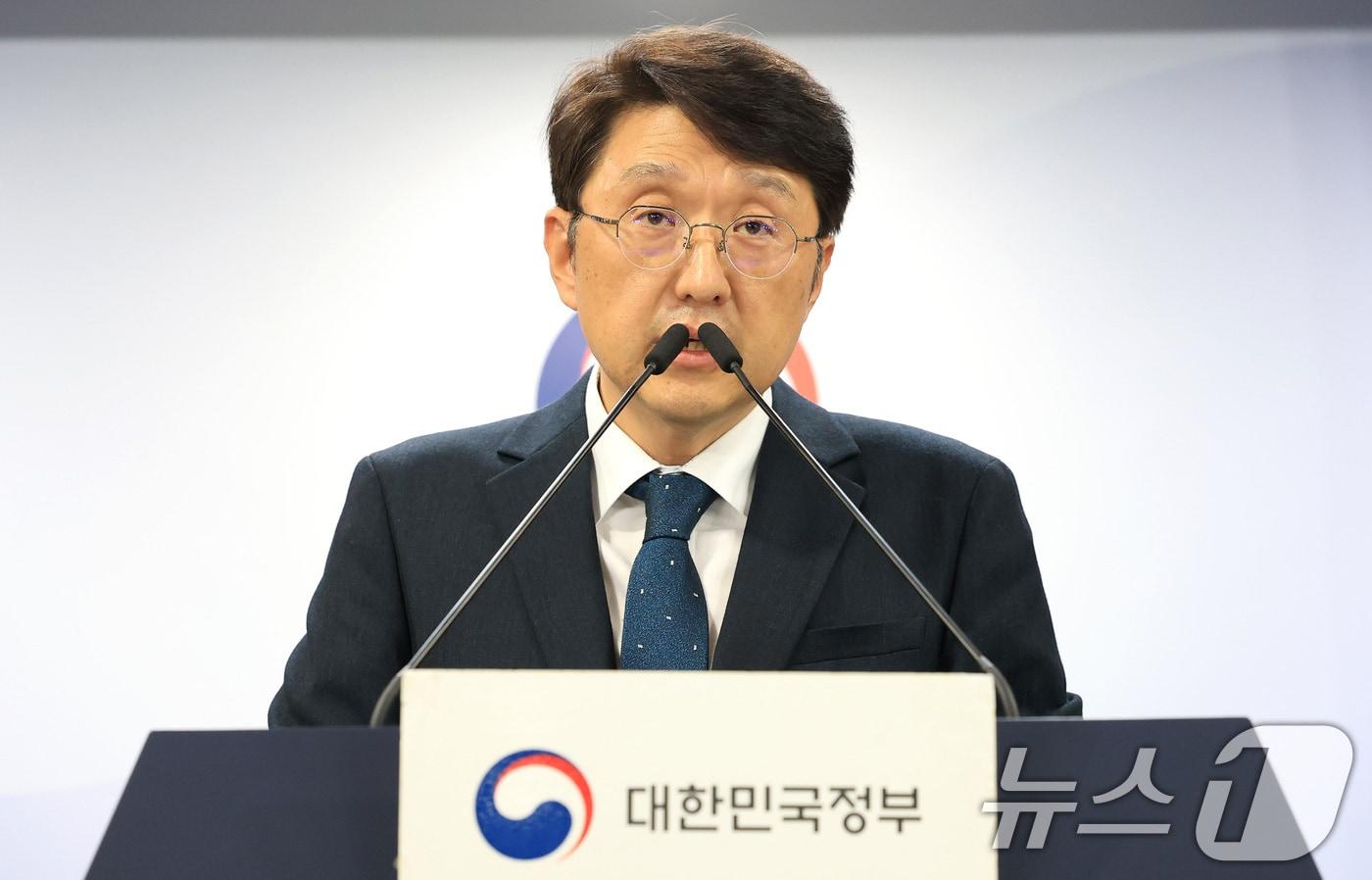 최우혁 과학기술정보통신부 네트워크정책실장이 6일 서울 종로구 정부서울청사에서 KT 침해사고 중간조사 결과를 발표하고 있다. 2025.11.6/뉴스1 ⓒ News1 임세영 기자