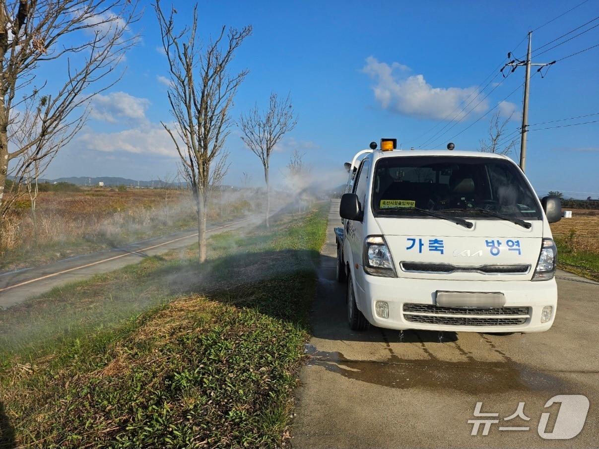 본문 이미지 - 전북 익산시가 &#39;고병원성 AI&#39; 확산을 막기 위한 비상 방역체계를 가동하고 있다.&#40;익산시 제공. 재판매 및 DB 금지&#41;