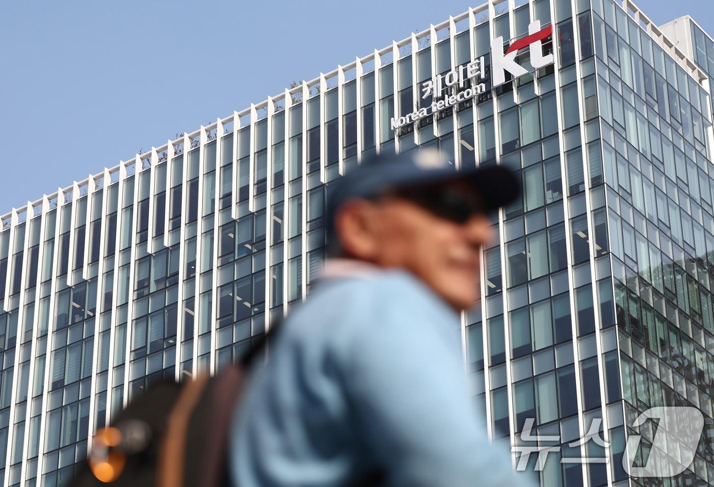 과학기술정보통신부 민관합동조사단이 6일 무단 소액결제와 관련한 KT 침해 사고 중간 조사 결과를 발표했다. 사진은 이날 서울 KT 사옥 모습. 2025.11.6/뉴스1 ⓒ News1 김민지 기자