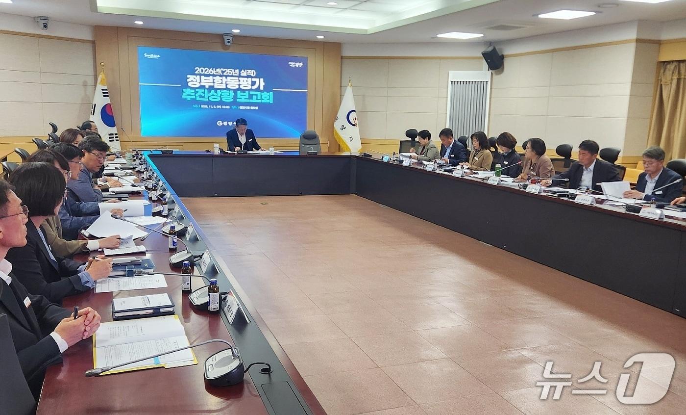 광양시가 김정완 부시장 주재로 정부합동평가 대비 미달성 지표 추진상황을 점검하고, 향후 개선 방향을 논의했다&#40;광양시 제공&#41; 