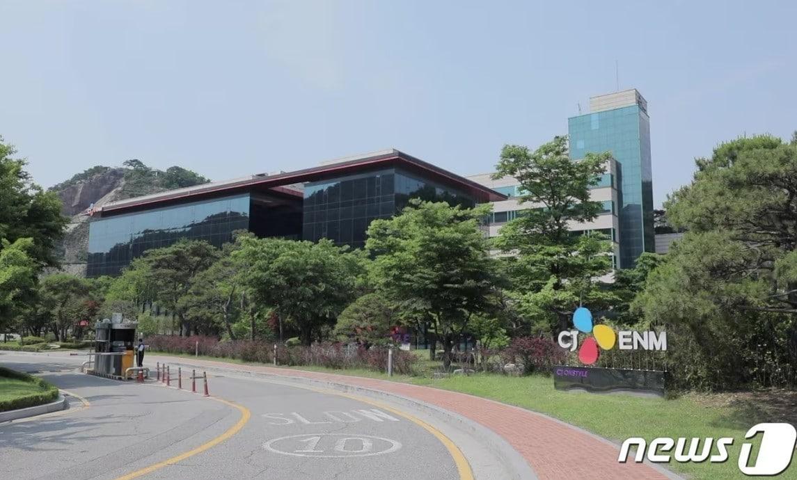 본문 이미지 - CJ ENM 사옥 전경 &#40;CJ온스타일 제공&#41;.