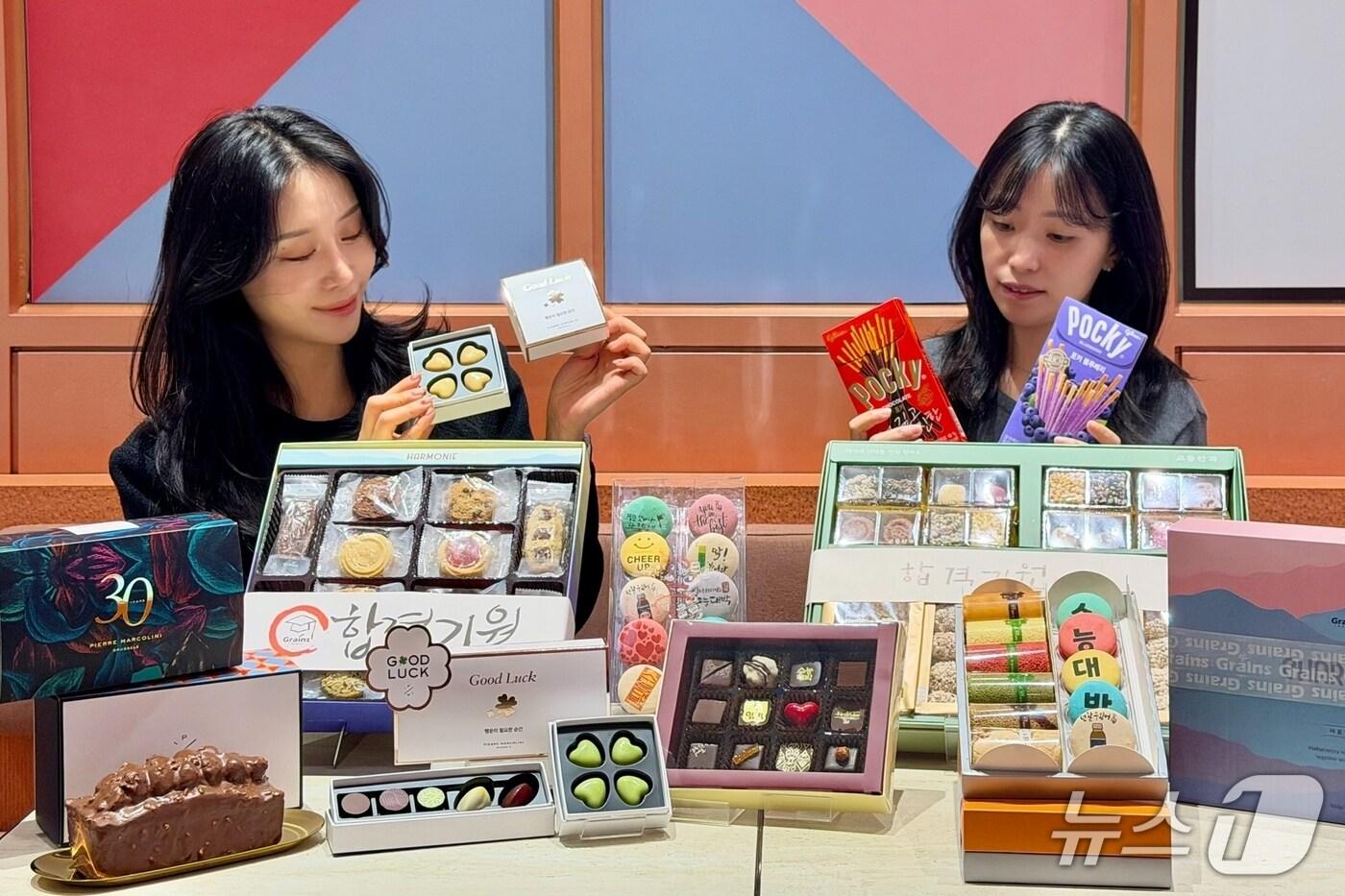 신세계백화점 센텀시티 관계자들이 수능과 빼빼로데이를 앞두고 진행하는 할인행사 제품들을 소개하고 있다.&#40;신세계 센텀시티 제공. 재판매 및 DB 금지&#41;