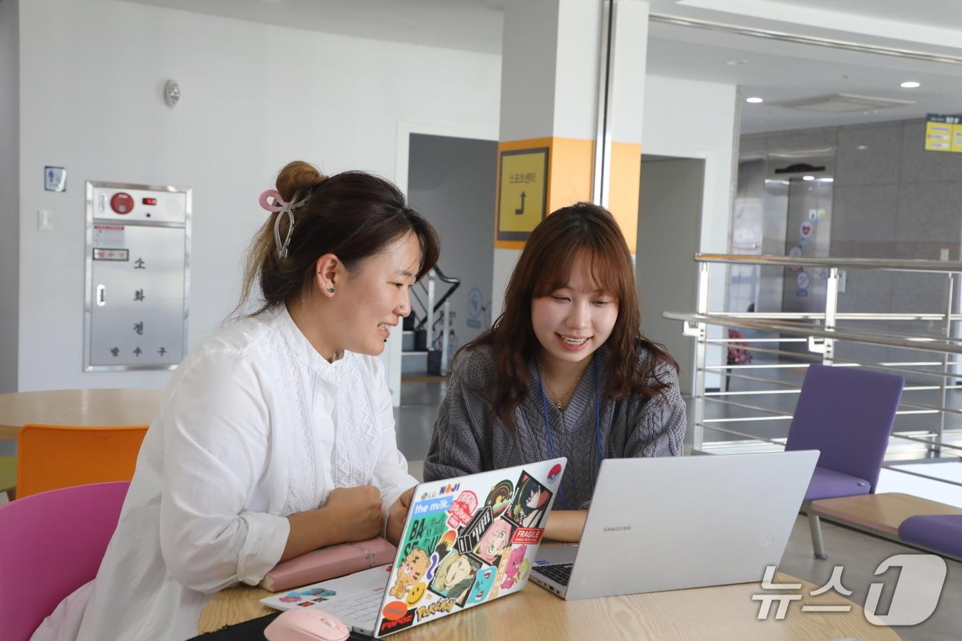  박란희 '삼십육점오일도' 대표와 대학생 튜터 이효정씨가  대화를 나누고 있다/뉴스1