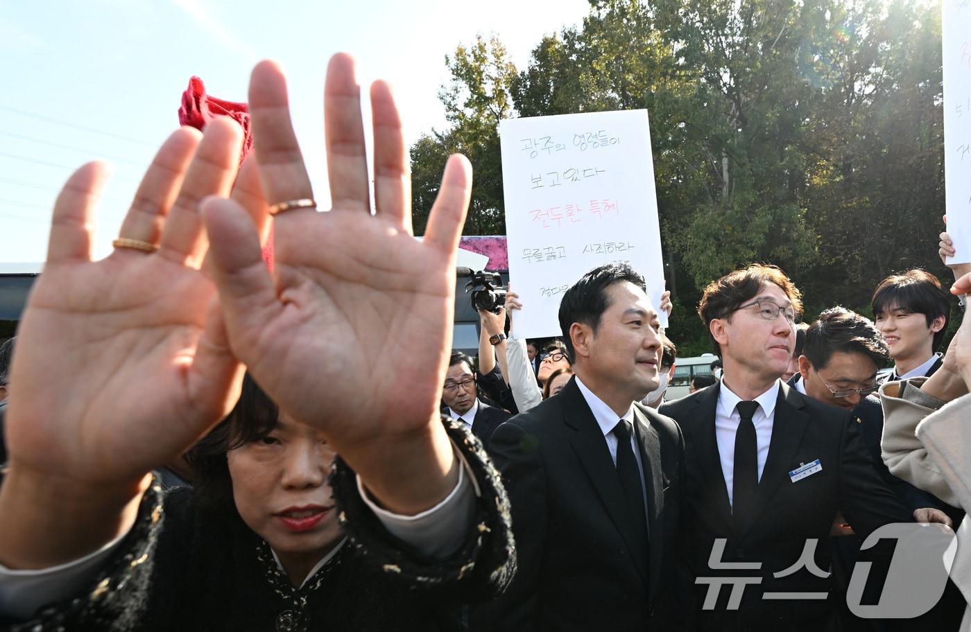 장동혁 국민의힘 대표가 6일 광주를 찾아 국립 5·18민주묘지를 참배하기 위해 들어서자 광주전남촛불행동 회원들이 몸싸움을 하며 막아서고 있다. 2025.11.6/뉴스1 ⓒ News1 김태성 기자