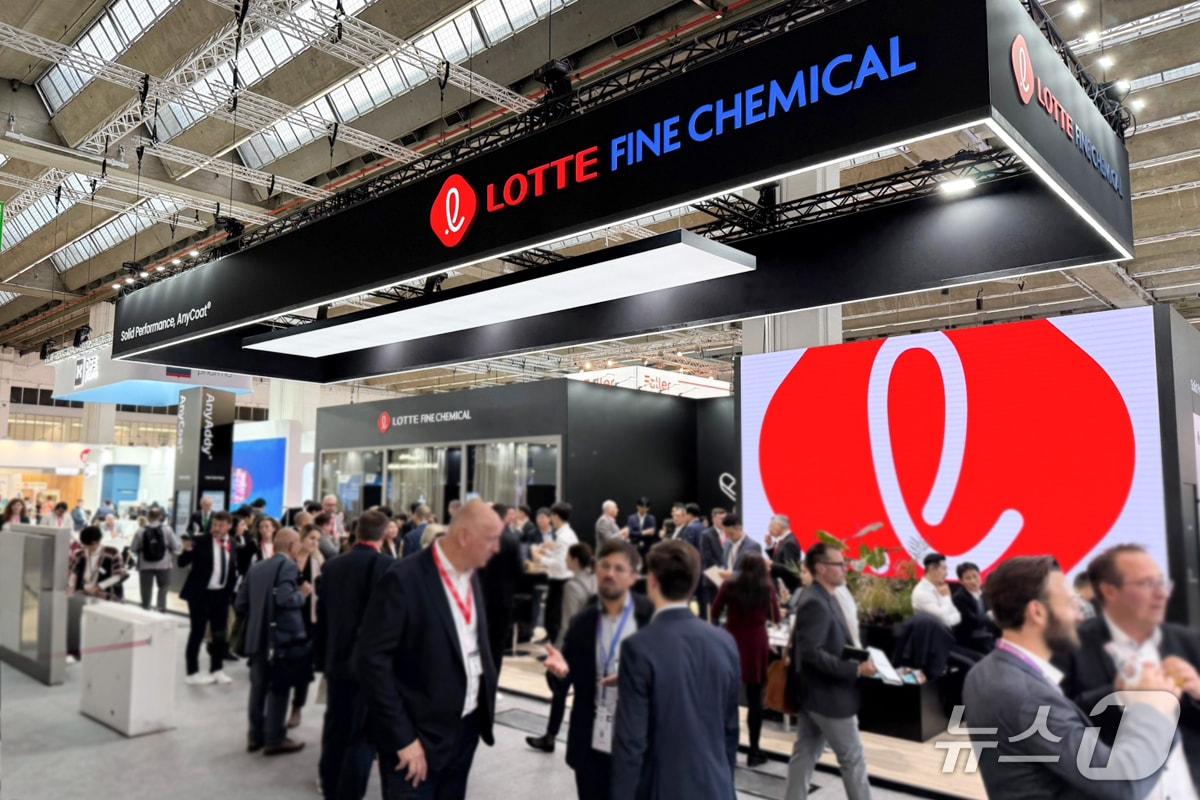 본문 이미지 - 롯데정밀화학 독일 CPHI 전시 부스&#40;롯데정밀화학 제공&#41;