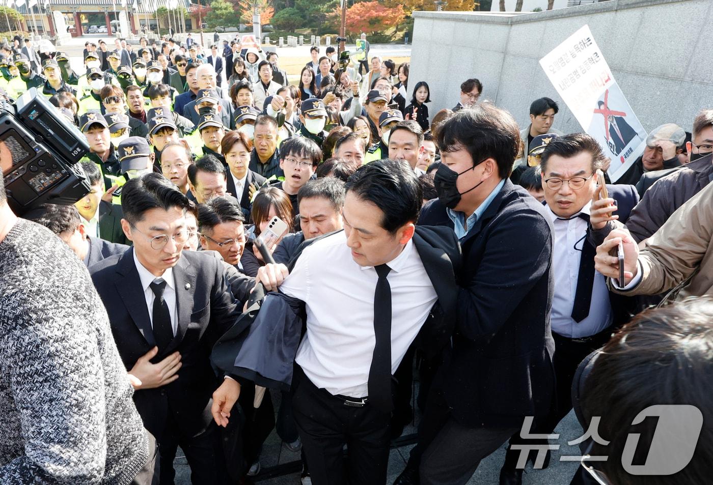 장동혁 국민의힘 대표가 6일 광주를 찾아 국립 5·18민주묘지를 참배하기 위해 들어서자 광주전남촛불행동 회원들이 몸싸움을 하며 막아서고 있다. 2025.11.6/뉴스1 ⓒ News1 김태성 기자