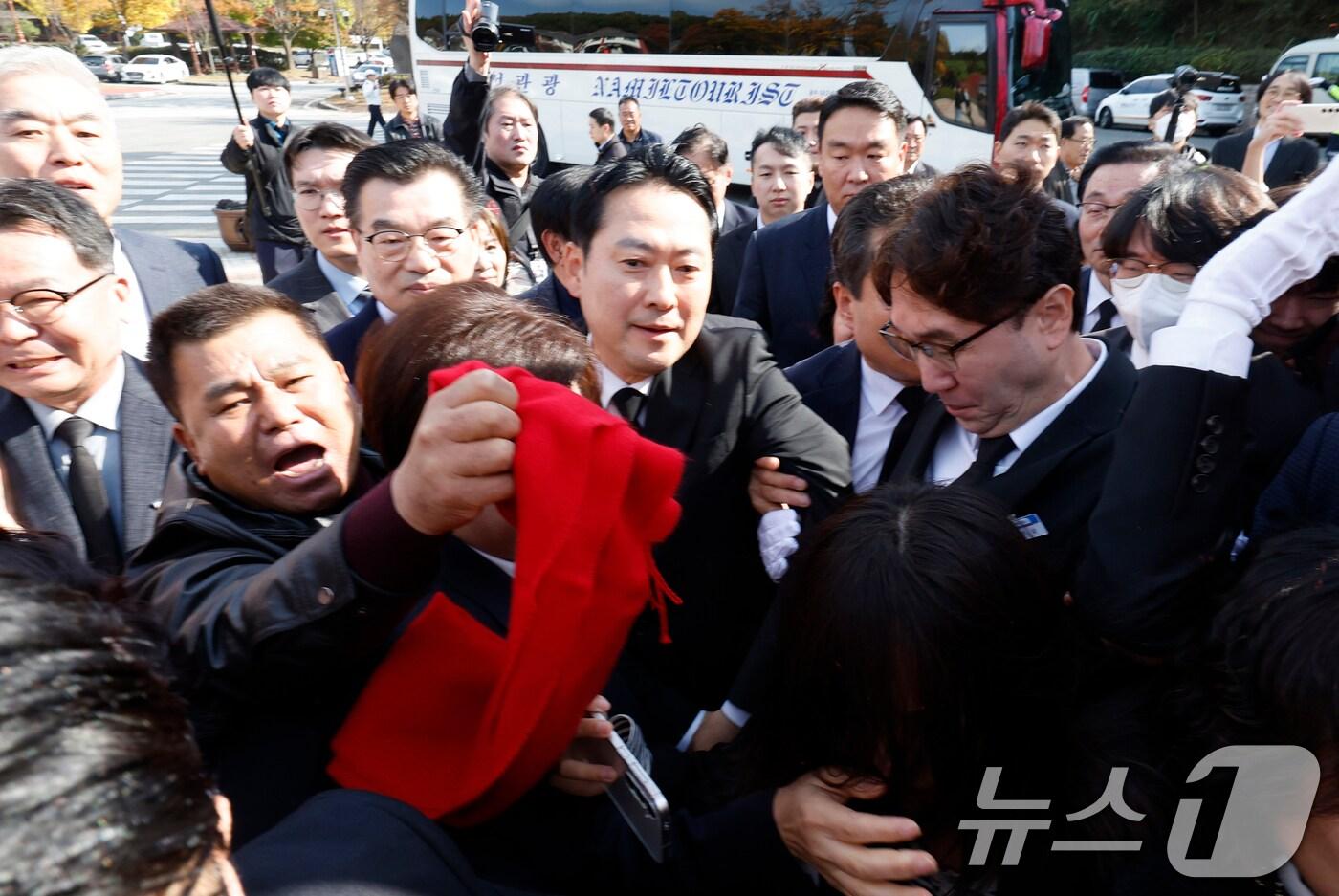 장동혁 국민의힘 대표가 6일 광주를 찾아 국립 5·18민주묘지를 참배하기 위해 들어서자 광주전남촛불행동 회원들이 몸싸움을 하며 막아서고 있다. 2025.11.6/뉴스1 ⓒ News1 김태성 기자